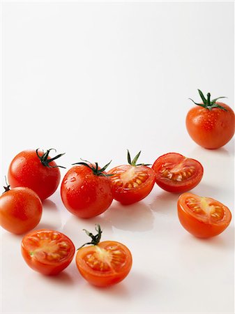 simsearch:649-06401475,k - Halved plum tomatoes on kitchen counter Stock Photo - Premium Royalty-Free, Code: 649-06400623