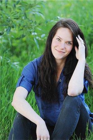 simsearch:649-06400652,k - Smiling woman sitting in grass Stock Photo - Premium Royalty-Free, Code: 649-06400640