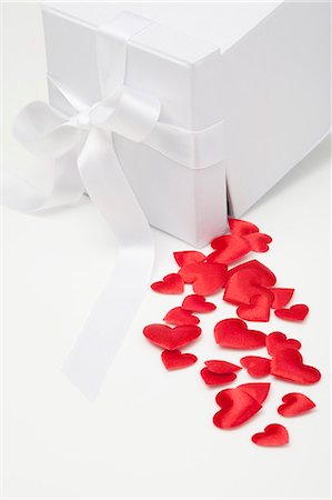 Satin hearts spilling from gift box Foto de stock - Sin royalties Premium, Código: 649-06400700