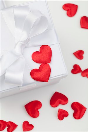red confetti - Satin coeurs sur boîte-cadeau Photographie de stock - Premium Libres de Droits, Code: 649-06400702