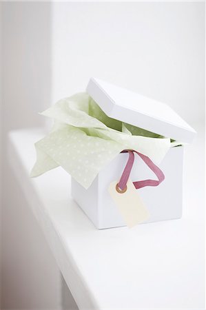 papel de seda - Close up of unwrapped gift box Foto de stock - Sin royalties Premium, Código: 649-06400713