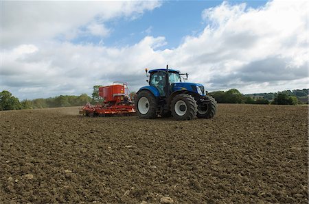 simsearch:832-03640763,k - Tractor working in crop field Foto de stock - Royalty Free Premium, Número: 649-06400725