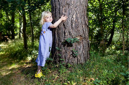 environmental conservation - Girl hugging tree in forest Foto de stock - Sin royalties Premium, Código: 649-06400727