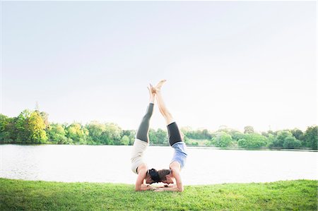 strong (things in nature excluding animals) - Couple practicing yoga by water Foto de stock - Sin royalties Premium, Código: 649-06400738