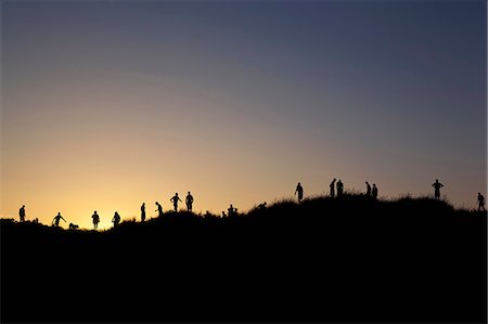 Silhouettes de personnes sur les collines rurales Photographie de stock - Premium Libres de Droits, Code: 649-06400730