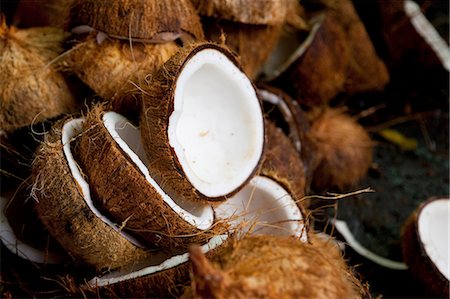 Close up of halved coconuts Foto de stock - Sin royalties Premium, Código: 649-06400743