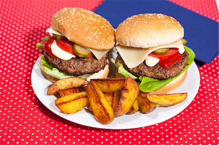 french fries - Plate of burgers and potatoes Stock Photo - Premium Royalty-Free, Code: 649-06400750