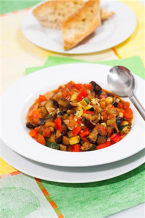 simsearch:6115-07282764,k - Bowl of ratatouille with bread Foto de stock - Sin royalties Premium, Código: 649-06400765