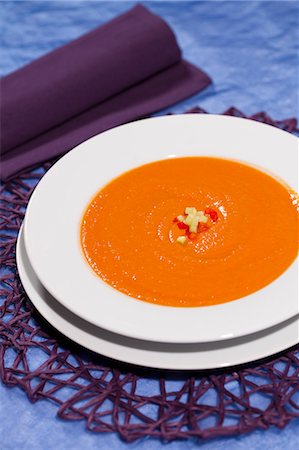 soup bowl napkin - Bowl of gazpacho soup Stock Photo - Premium Royalty-Free, Code: 649-06400760