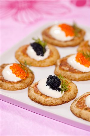 Assiette de blinis avec fromage et caviar Photographie de stock - Premium Libres de Droits, Code: 649-06400761