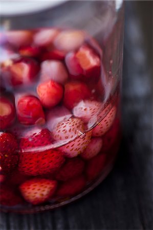 eingeweicht - Nahaufnahme von wilden Erdbeeren in sauce Stockbilder - Premium RF Lizenzfrei, Bildnummer: 649-06400778