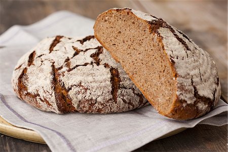 rustic bread - Loaves of sourdough bread Foto de stock - Sin royalties Premium, Código: 649-06400784