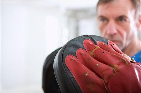 Trainer holding boxing gloves Foto de stock - Sin royalties Premium, Código: 649-06400799