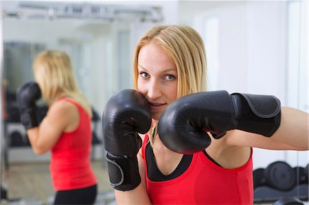 Boxer training with gloves in gym Foto de stock - Sin royalties Premium, Código: 649-06400792