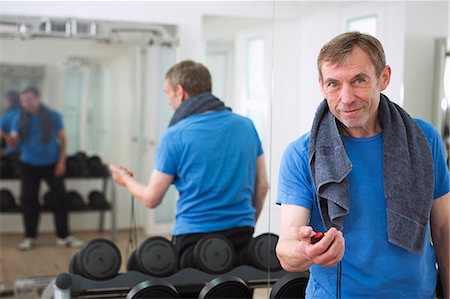 senior men at the gym - Trainer holding stopwatch in gym Foto de stock - Sin royalties Premium, Código: 649-06400804