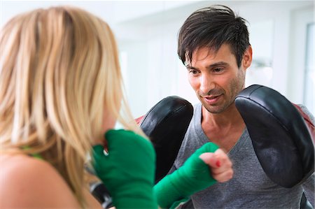 entraîneur (athlètes) - Boxer pratiquer avec formateur dans la salle de gym Photographie de stock - Premium Libres de Droits, Code: 649-06400807