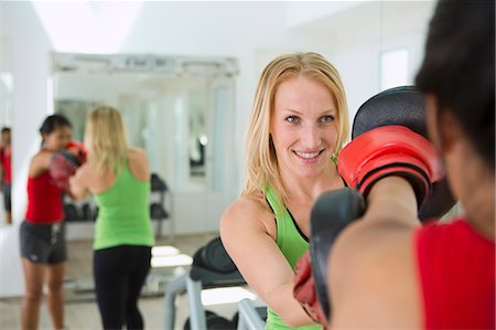 entraîneur (athlètes) - Formateur travaille avec le boxeur dans le gymnase Photographie de stock - Premium Libres de Droits, Code: 649-06400829