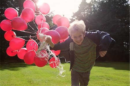 rot - Jungen tragen Bündel von Ballons im freien Stockbilder - Premium RF Lizenzfrei, Bildnummer: 649-06400834