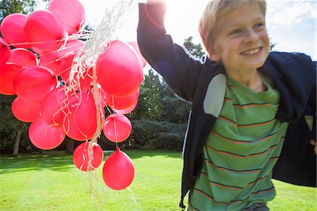 Jungen tragen Bündel von Ballons im freien Stockbilder - Premium RF Lizenzfrei, Bildnummer: 649-06400835