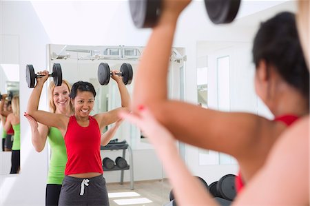 entrenador deportivo (hombre y mujer) - Woman working with trainer in gym Foto de stock - Sin royalties Premium, Código: 649-06400832