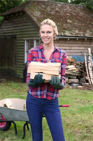 Woman carrying firewood in backyard Foto de stock - Sin royalties Premium, Código: 649-06400846