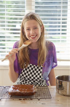 Fille de glaçage de gâteau dans la cuisine de dégustation Photographie de stock - Premium Libres de Droits, Code: 649-06400849