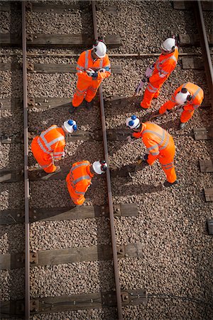 ferrocarriles - Railway workers examining train tracks Foto de stock - Sin royalties Premium, Código: 649-06400987