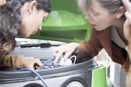 Femmes branchement de voiture électrique Photographie de stock - Premium Libres de Droits, Code: 649-06401106