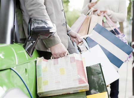 Couple chargement des sacs à provisions en voiture Photographie de stock - Premium Libres de Droits, Code: 649-06401119