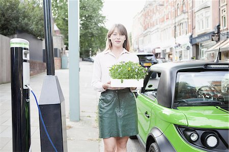 Woman carrying flowerbox on city street Foto de stock - Sin royalties Premium, Código: 649-06401125