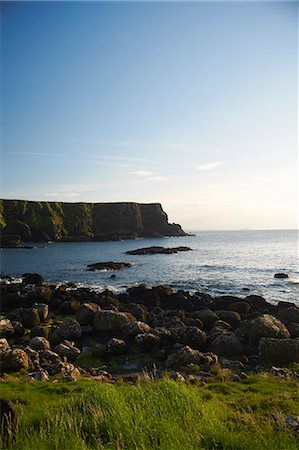 simsearch:649-05658170,k - Cliffs overlooking Giant's Causeway Foto de stock - Royalty Free Premium, Número: 649-06401147