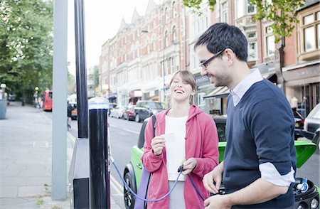 Couple charging electric car on street Foto de stock - Sin royalties Premium, Código: 649-06401143