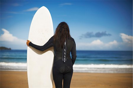 roupa molhada - Surfer holding board on beach Foto de stock - Royalty Free Premium, Número: 649-06401177