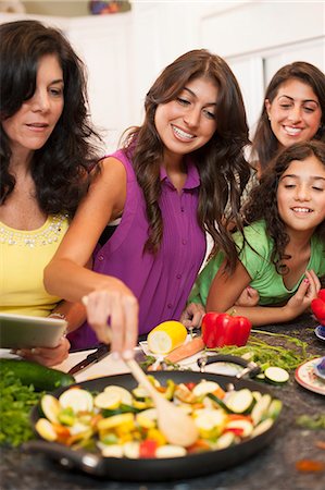 Women cooking together in kitchen Foto de stock - Sin royalties Premium, Código: 649-06401416