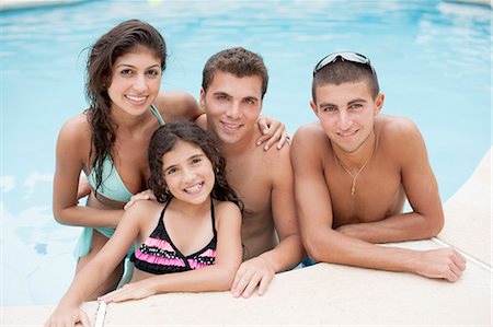 Family relaxing in swimming pool Foto de stock - Sin royalties Premium, Código: 649-06401441