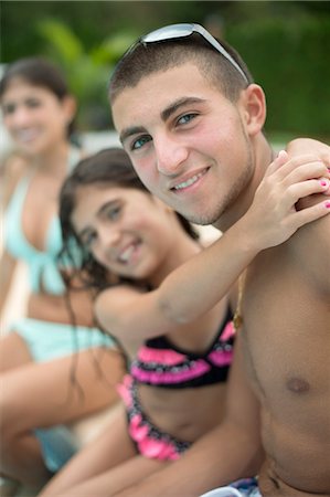 Brother and sister hugging by pool Foto de stock - Sin royalties Premium, Código: 649-06401452