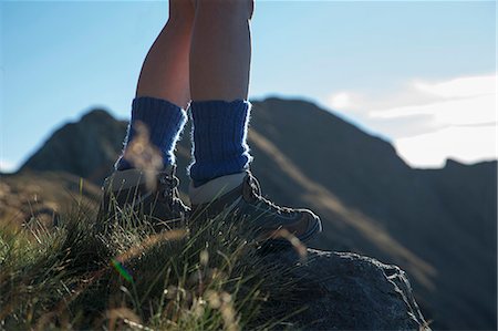 Woman hiking on rural hillside Foto de stock - Sin royalties Premium, Código: 649-06432236