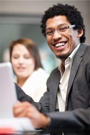 Businessman smiling in meeting Foto de stock - Sin royalties Premium, Código: 649-06432274