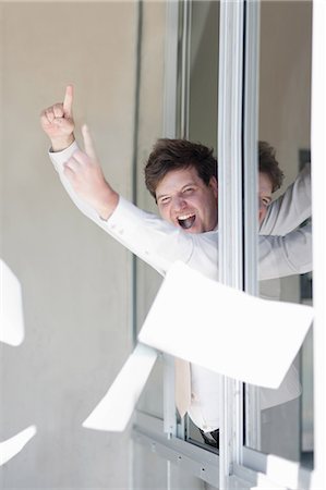 papeleo - Businessman throwing papers out window Foto de stock - Sin royalties Premium, Código: 649-06432304