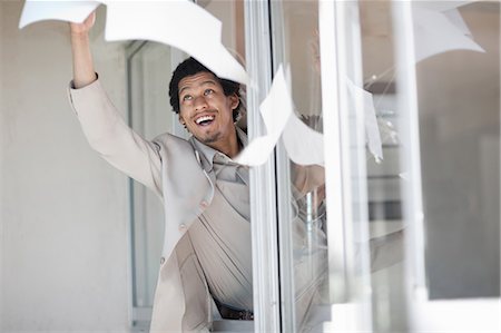 papeleo - Businessman throwing papers out window Foto de stock - Sin royalties Premium, Código: 649-06432300