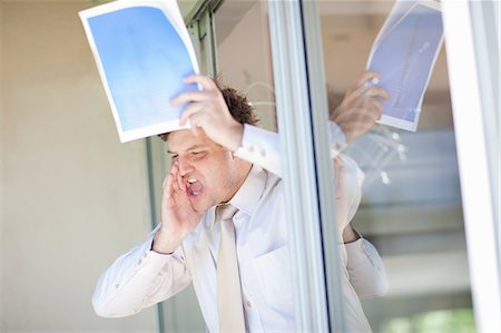 Businessman shouting from office window Foto de stock - Sin royalties Premium, Código: 649-06432302