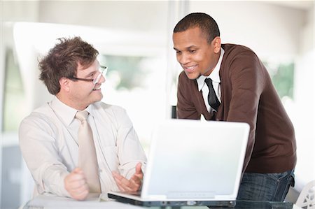 Businessmen talking in meeting Foto de stock - Sin royalties Premium, Código: 649-06432319