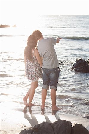 romance couple - Couple admiring ocean on beach Foto de stock - Sin royalties Premium, Código: 649-06432368