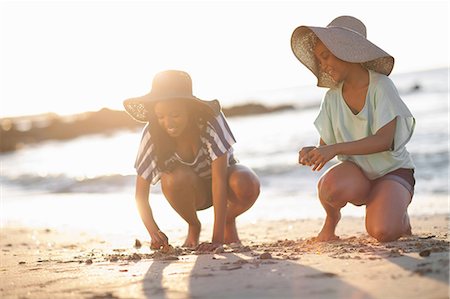 Women drawing in sand on beach Foto de stock - Sin royalties Premium, Código: 649-06432379