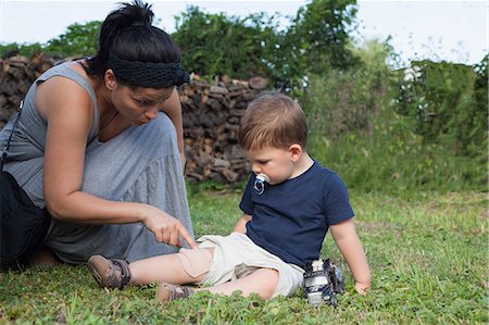 Mère mettre le bandage sur le genou de garçons Photographie de stock - Premium Libres de Droits, Code: 649-06432429