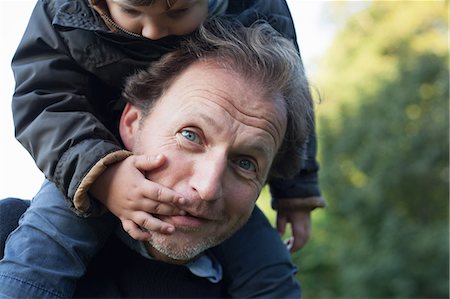 Father carrying son on his shoulders Foto de stock - Sin royalties Premium, Código: 649-06432444