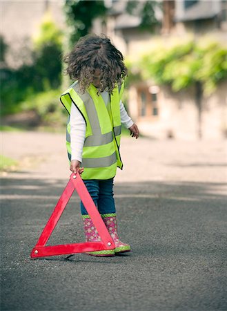 protection (protection against dangerous situations, substances or products) - Girl playing traffic worker on rural road Foto de stock - Sin royalties Premium, Código: 649-06432501