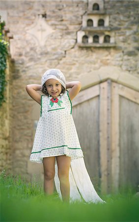 Fille jouant avec un voile dans le jardin Photographie de stock - Premium Libres de Droits, Code: 649-06432534