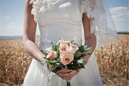 Newlywed bride holding bouquet Foto de stock - Sin royalties Premium, Código: 649-06432544