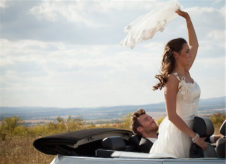 simsearch:649-03772930,k - Newlywed couple riding in convertible Foto de stock - Sin royalties Premium, Código: 649-06432557